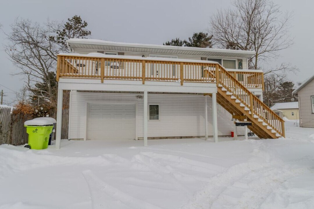 933 E Front St in Traverse City, MI - Building Photo