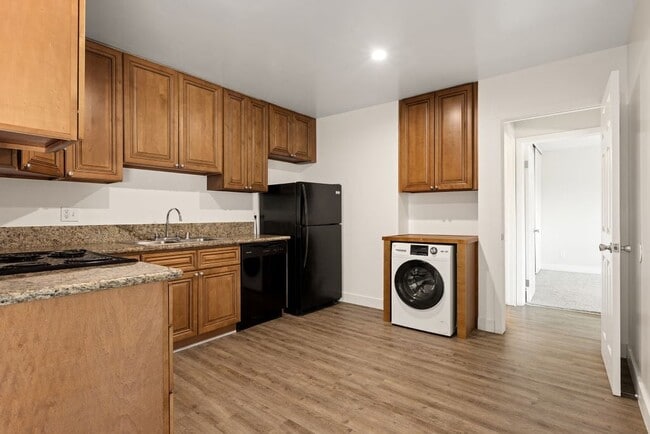 Parthenia Terrace Apartments in Canoga Park, CA - Foto de edificio - Building Photo
