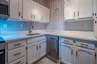 904 W Market St in Greensboro, NC - Building Photo - Building Photo