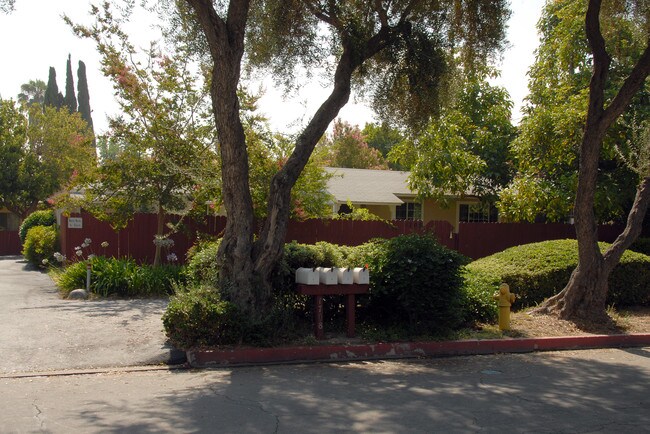 1708 S 5th Ave in Monrovia, CA - Foto de edificio - Building Photo