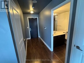 50 Absolute Ave in Mississauga, ON - Building Photo - Building Photo