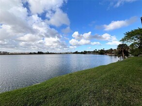 605 Ives Dairy Rd in Miami, FL - Building Photo - Building Photo