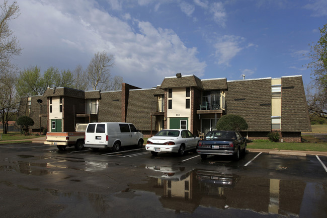 Bethany Place Apartments in Bethany, OK - Building Photo - Building Photo