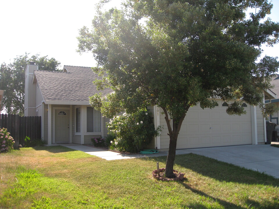 6301 Elkhorn Manor Dr in Rio Linda, CA - Building Photo