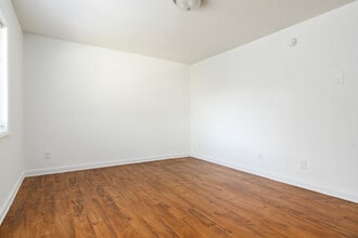 Hollywood/Shawnee Apartments in Atlanta, GA - Building Photo - Interior Photo