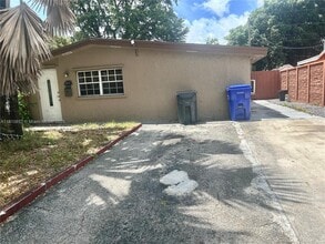 6660 Johnson St, Unit 2 in Hollywood, FL - Foto de edificio - Building Photo