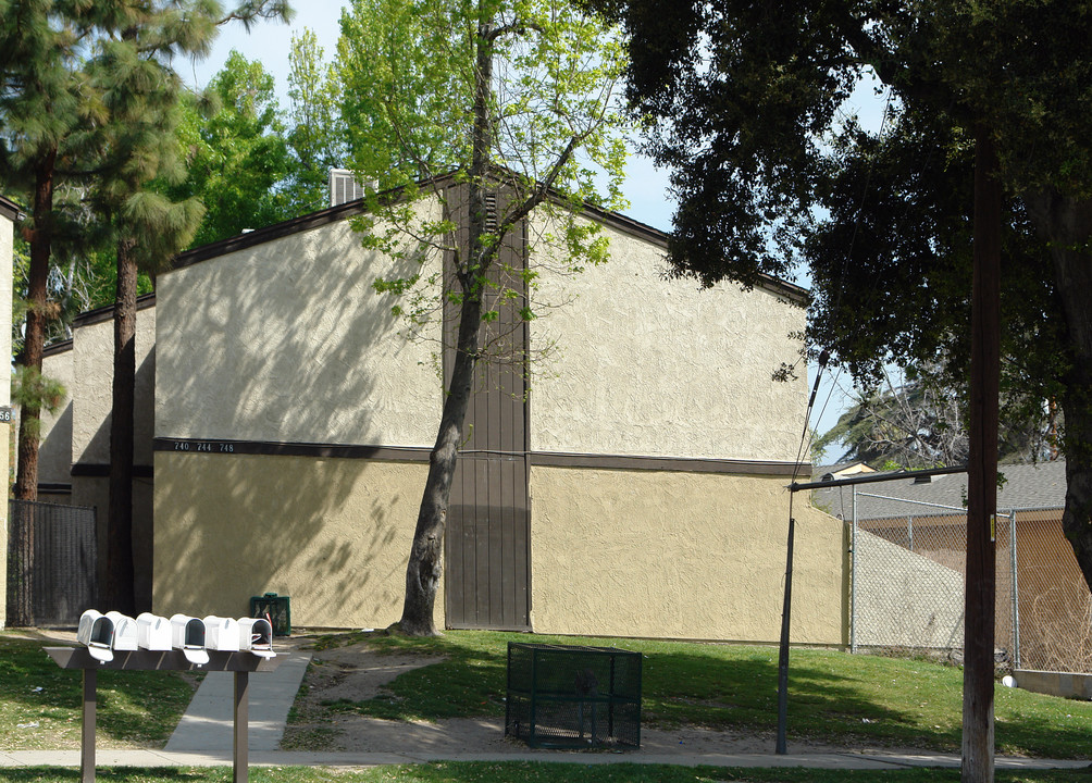 744 W 8th St in San Bernardino, CA - Building Photo