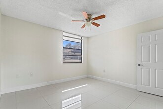 1719 Whitehall Dr in Davie, FL - Foto de edificio - Building Photo