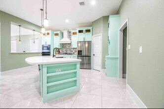 9233 Kentshire Dr in Houston, TX - Building Photo - Building Photo