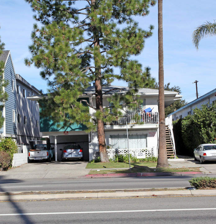 19105 Sherman Way in Reseda, CA - Building Photo