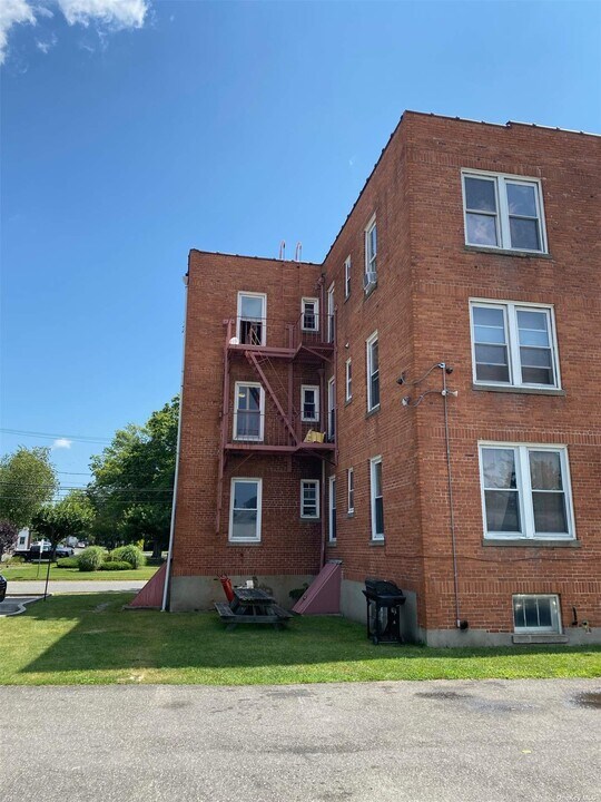 726 E Main St, Unit I in Riverhead, NY - Building Photo