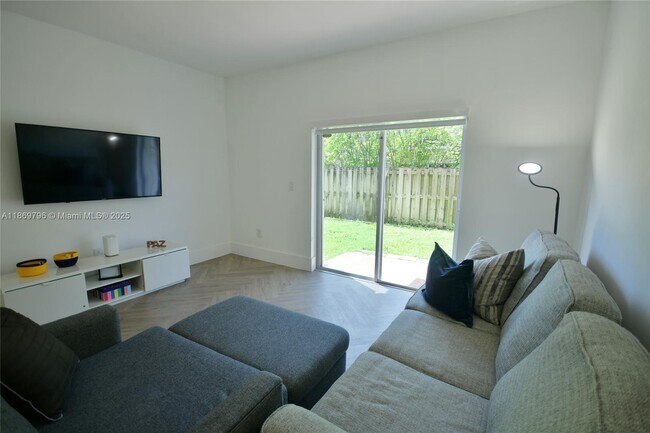 10026 Hammocks Blvd in Miami, FL - Building Photo - Building Photo