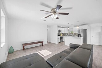 5641 NE 8th Ave in Wilton Manors, FL - Building Photo - Building Photo