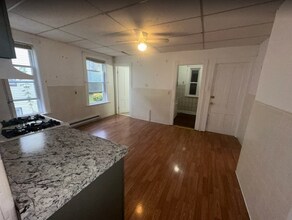 18 Fairbanks St, Unit 2 in Worcester, MA - Building Photo - Building Photo