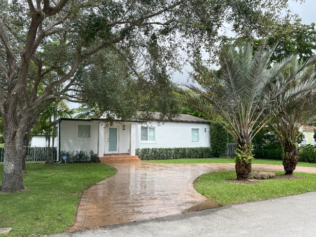 6415 SW 82nd St in Miami, FL - Building Photo - Building Photo