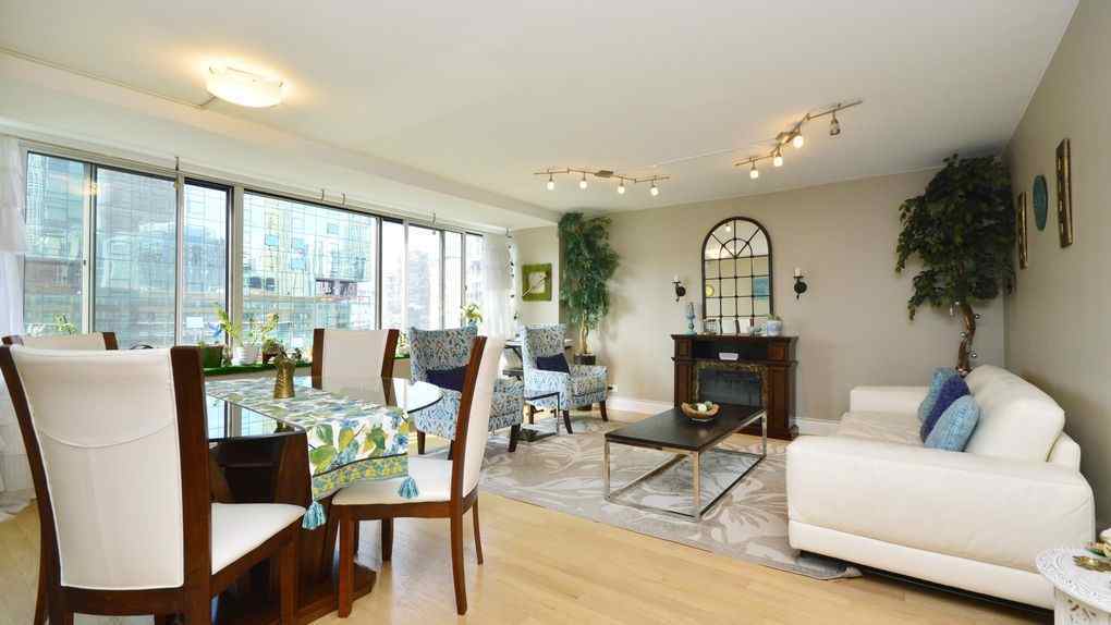 211 E Ohio St, Unit 2116 in Chicago, IL - Building Photo
