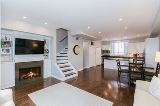 2005 N Hoyne Ave in Chicago, IL - Building Photo - Building Photo