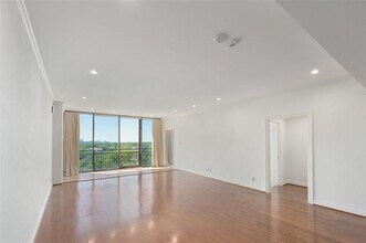 6335 W Northwest Hwy in Dallas, TX - Foto de edificio - Building Photo