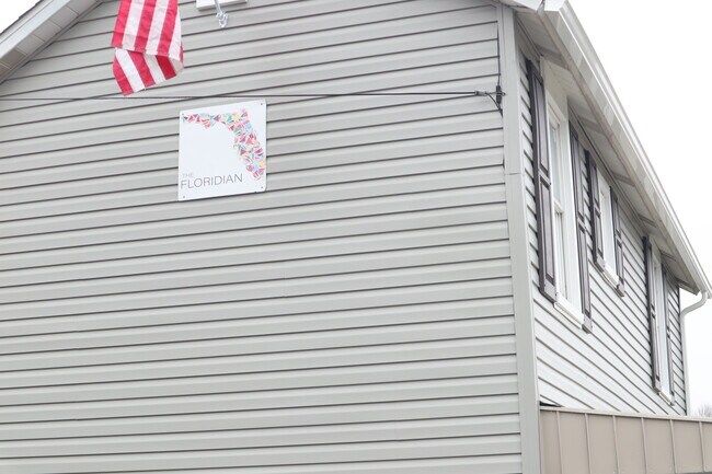 523 East St, Unit 523 in California, PA - Foto de edificio - Building Photo