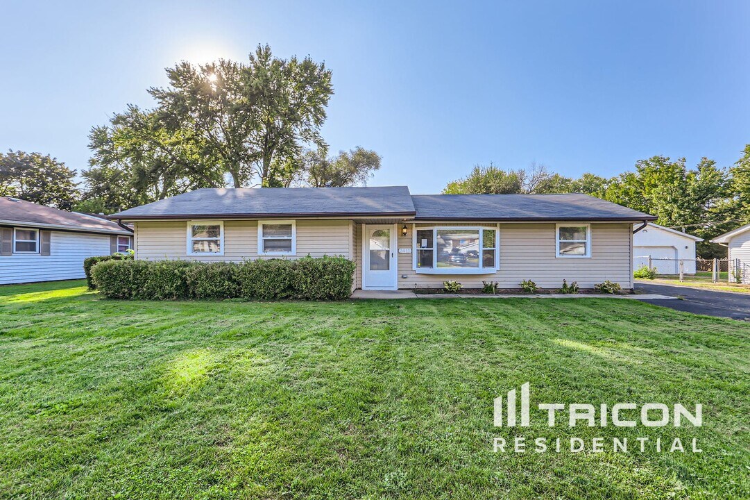 2413 Meridian Dr in Joliet, IL - Building Photo