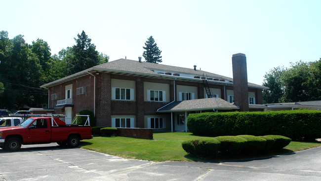 1374 Mendon Rd in Woonsocket, RI - Foto de edificio - Building Photo