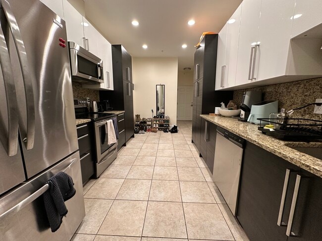 1032A Commonwealth Ave, Unit 2 in Boston, MA - Building Photo - Building Photo