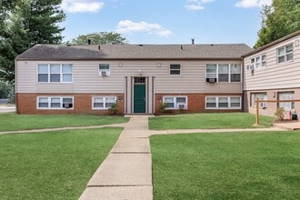 Premier Garden Apartments in Barberton, OH - Foto de edificio - Building Photo
