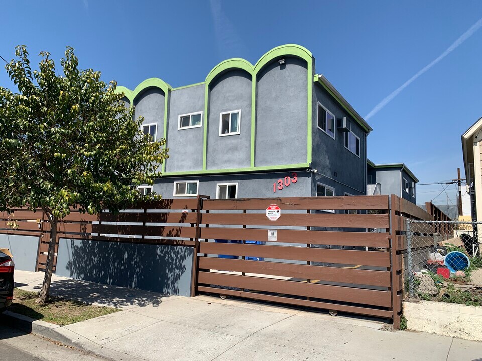 1303 W 25th St in Los Angeles, CA - Building Photo
