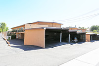 613 E Birch St in Brea, CA - Foto de edificio - Building Photo