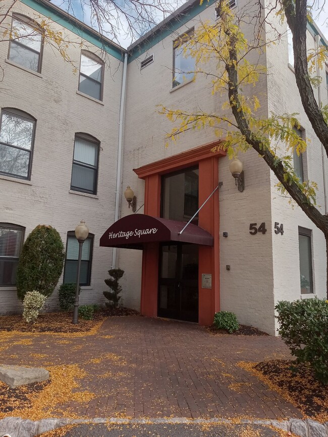 54 W Cherry St, Unit 202 in Rahway, NJ - Foto de edificio - Building Photo