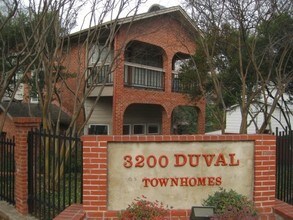 3200 Duval St in Austin, TX - Foto de edificio - Building Photo