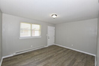 7923 Thompson Rd-Unit -7923 Thompson Rd #B in Norfolk, VA - Building Photo - Building Photo