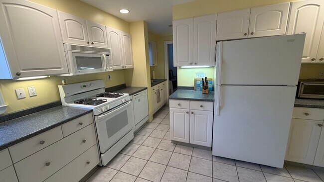 11 Pearl St, Unit 1 in Belmont, MA - Foto de edificio - Building Photo