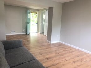 13711 Pennsboro Dr, Unit Walkout Basement in Chantilly, VA - Foto de edificio - Building Photo