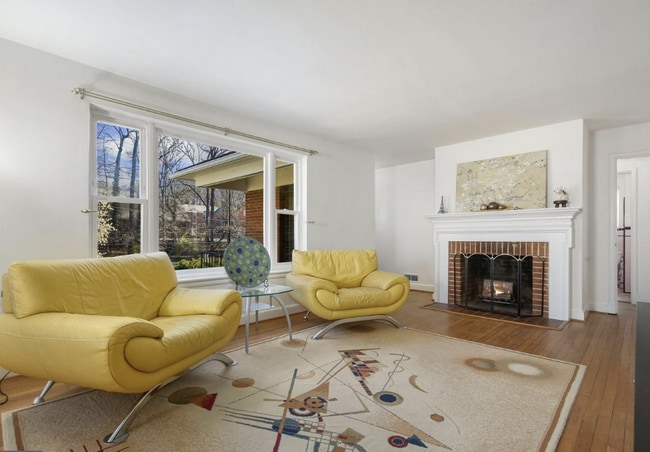 5612 Massachusetts Ave in Bethesda, MD - Foto de edificio - Building Photo