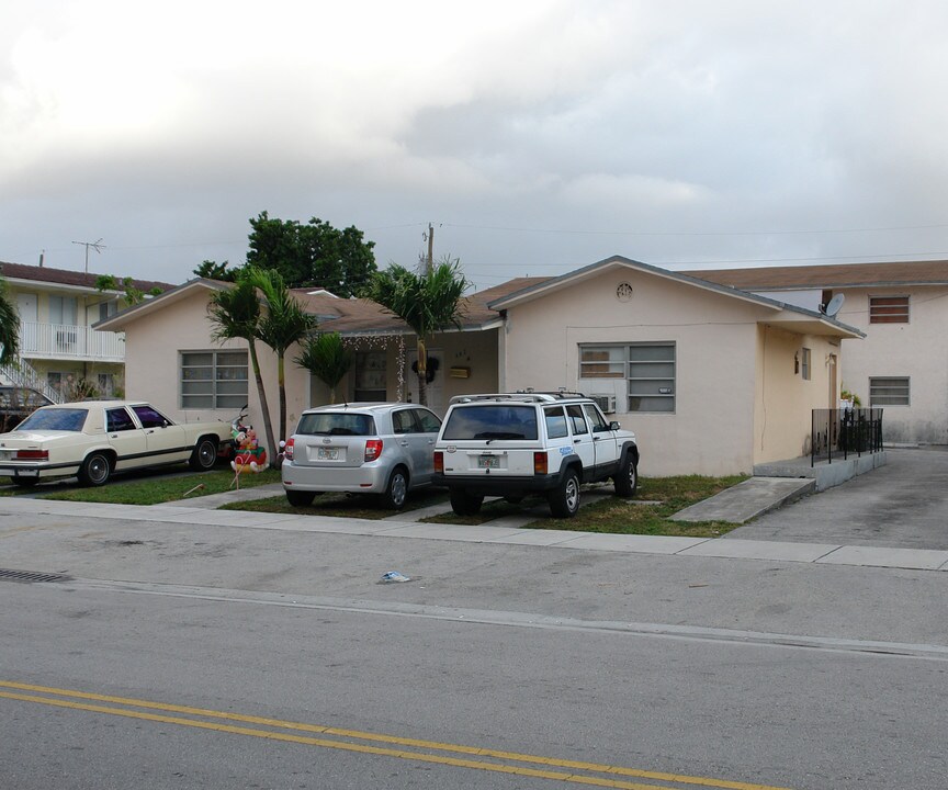 461-467 E 23rd St in Hialeah, FL - Foto de edificio