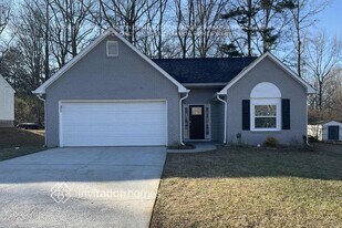 8605 Garvey Dr in Fairburn, GA - Building Photo