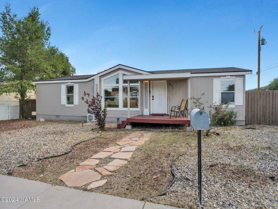 512 Locust St in Williams, AZ - Foto de edificio