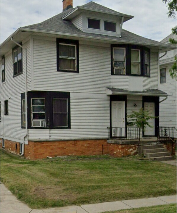 818 Phillips Ave in Toledo, OH - Building Photo
