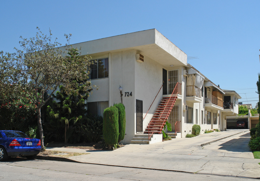 724 N Sweetzer Ave in West Hollywood, CA - Building Photo