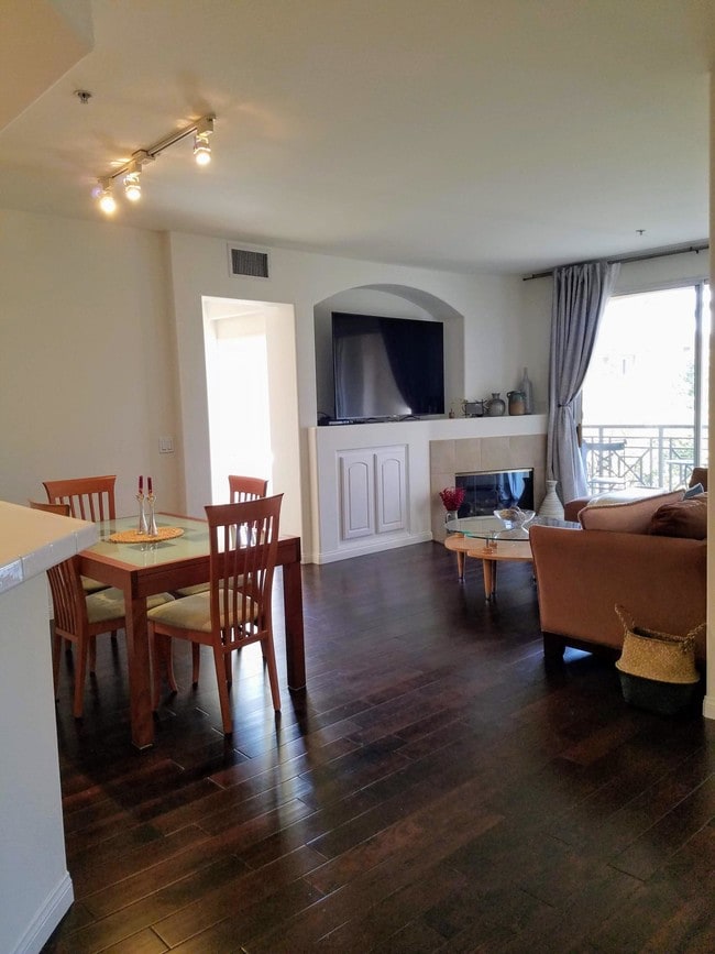 13075 Pacific Promenade, Unit 301 in Los Angeles, CA - Foto de edificio - Building Photo