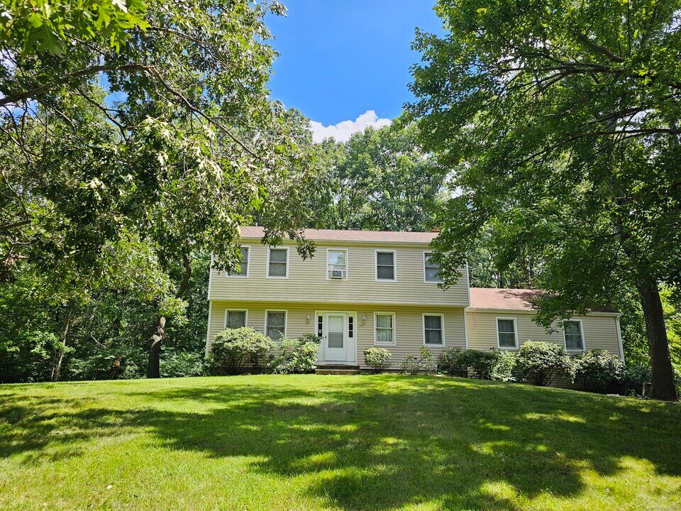 25 Brook Pine Dr in Shelton, CT - Building Photo