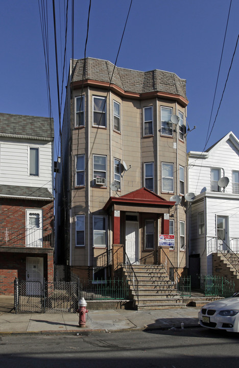 202 Hutton St in Jersey City, NJ - Building Photo