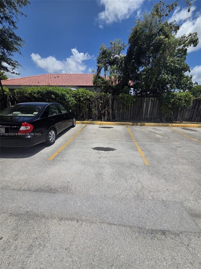575 W 69th St in Hialeah, FL - Building Photo - Building Photo