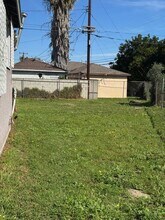 713-715 E Cocoa St in Compton, CA - Foto de edificio - Building Photo