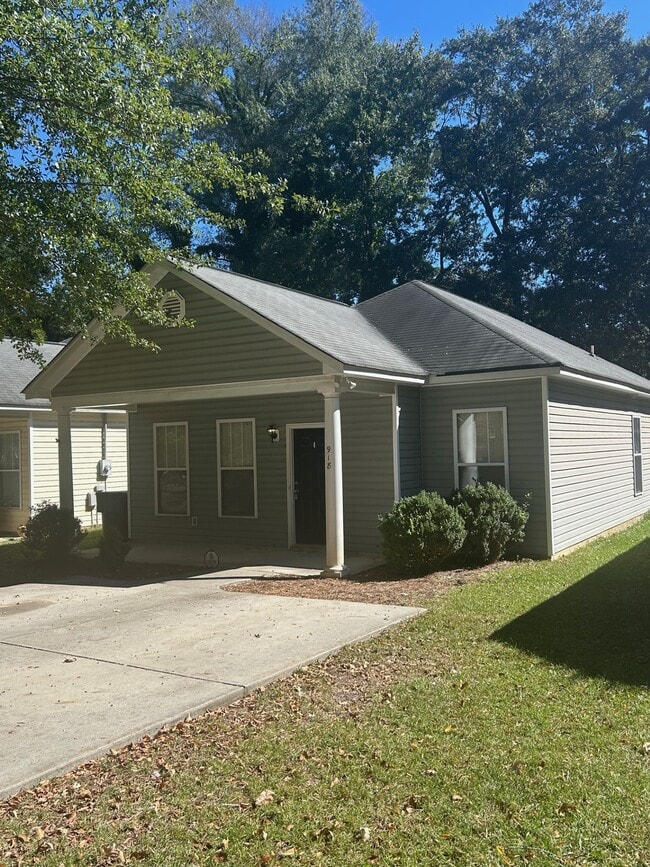 property at 918 Woodlawn Ave