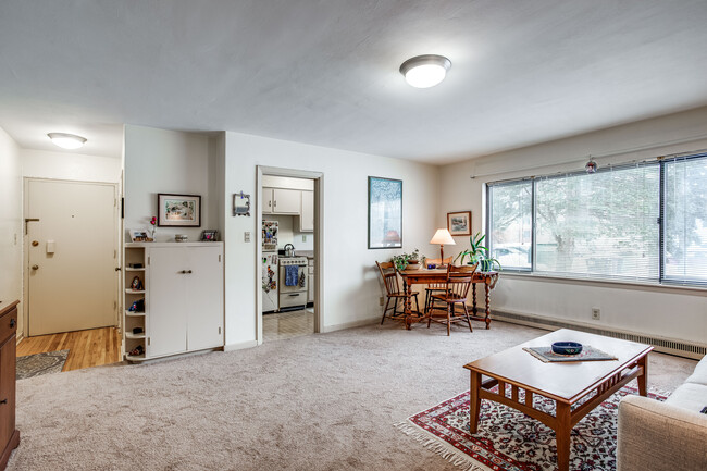 California Drive Apartments in St. Paul, MN - Building Photo - Interior Photo