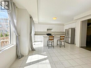 394 Grindstone Trl in Oakville, ON - Building Photo - Building Photo