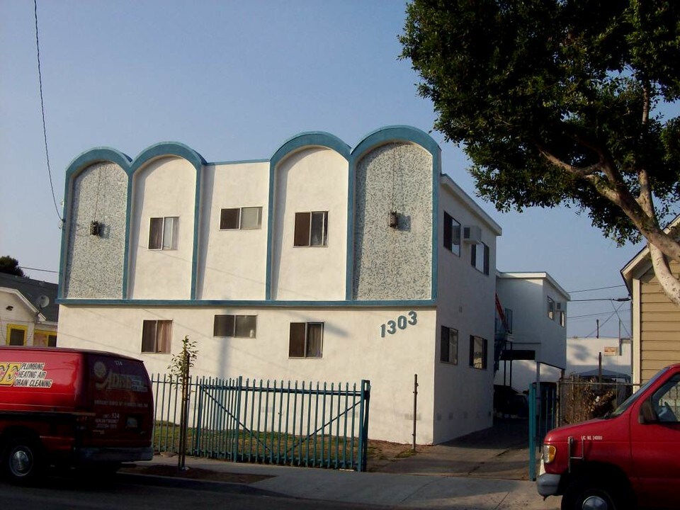 1303 W 25th St in Los Angeles, CA - Building Photo