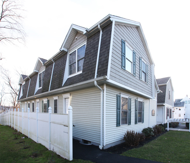 Courtyard at Park Terrace in Waterbury, CT - Building Photo - Building Photo